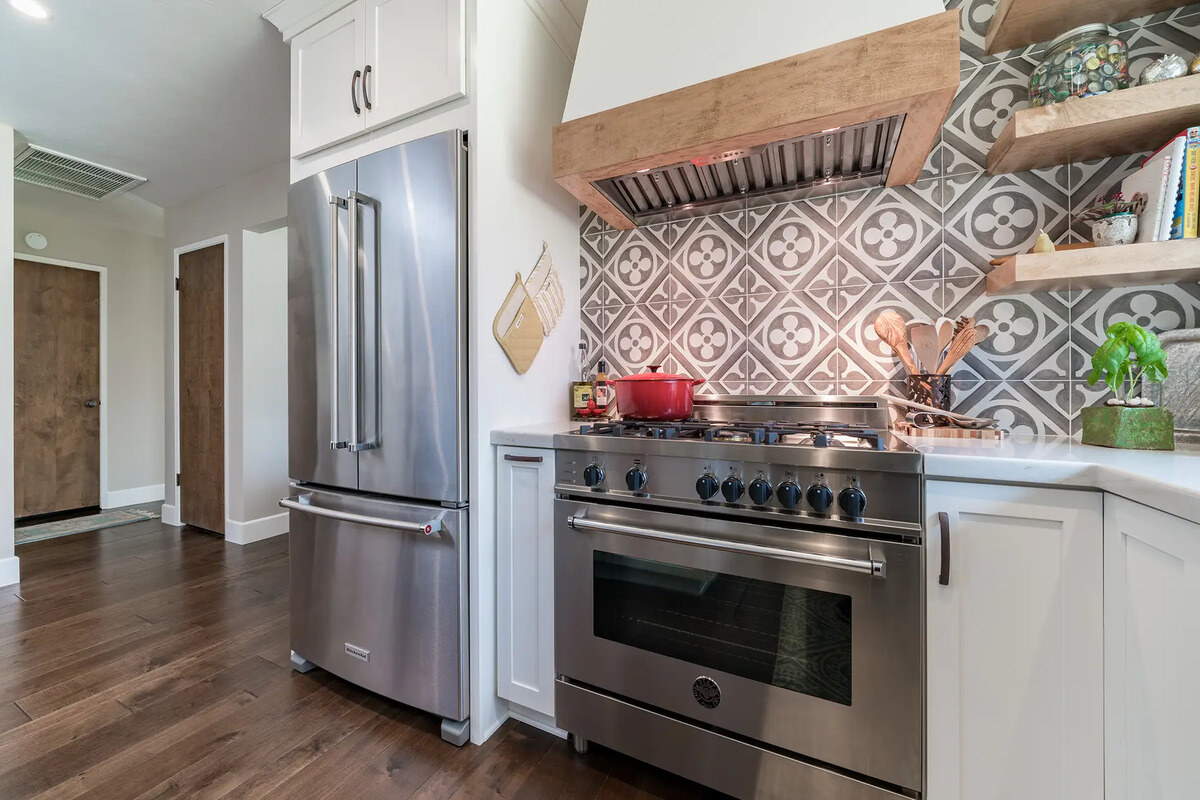 Kitchen remodel in Fresno, CA with mosaic backsplash behind oven by Imagine Remodeling